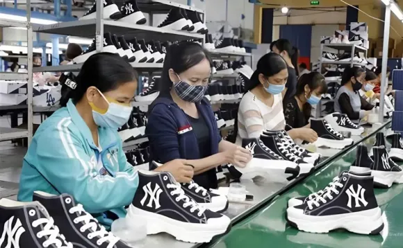 Dép EVA Siêu Nhẹ Là Gì? Vì Sao Đang Bán Chạy Nhất Thị Trường?